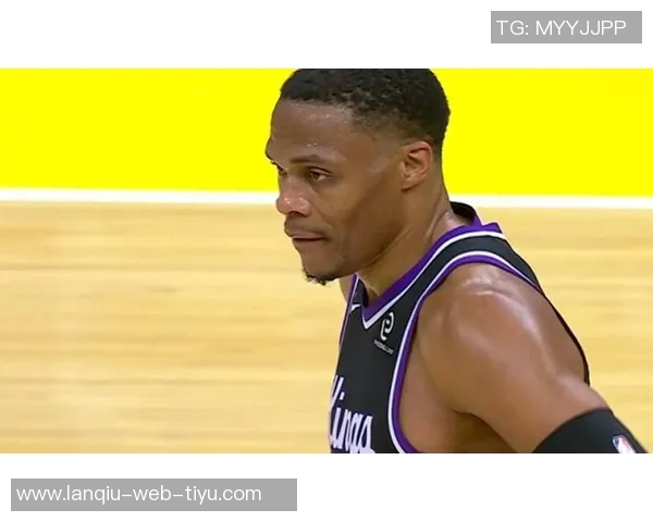 威少训练馆挥汗如雨新赛季去向仍悬而未决引发球迷热议 威少训练馆挥汗如雨新赛季去向仍悬而未决引发球迷热议